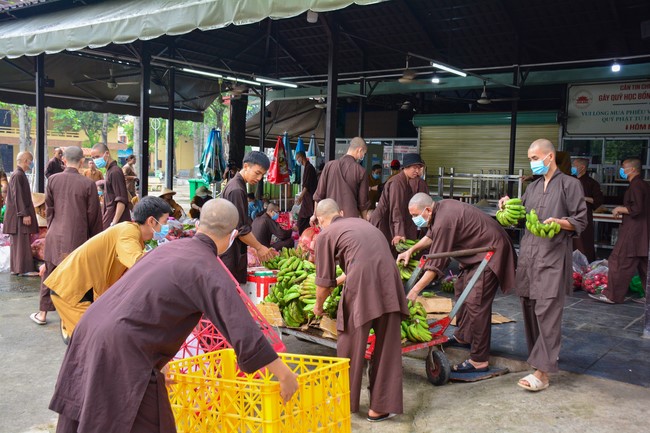 Continuing to support people in need in the Covid-19 pandemic of Hoang Phap Pagoda (series 4)